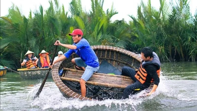 Đi thuyền thúng tại Rừng dừa Bảy Mẫu