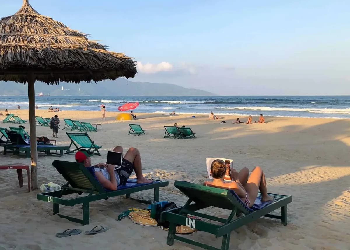 Tắm biển Mỹ Khê